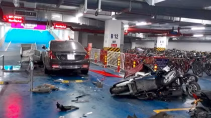 Mercedes S560 Maybach tông hàng loạt xe máy trong hầm chung cư 6th Element