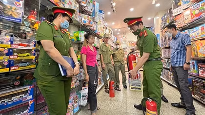 Nỗ lực phòng cháy tại chợ Trung thu truyền thống phố Hàng Mã