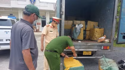 4 tấn nầm lợn thối trên đường đi tiêu thụ bị phát hiện