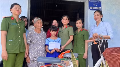 Chương trình “Mẹ đỡ đầu” xoa dịu nỗi đau trẻ mồ côi