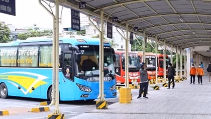 Xăng dầu tăng nóng, vận tải khốn đốn
