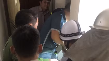 Kịp thời cứu thoát 2 người dân bị mắc kẹt trong hố thang máy