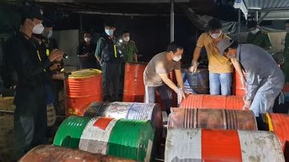 Tạm đình chỉ công tác Bí thư và Chủ tịch xã liên quan vụ tái chế dầu nhớt