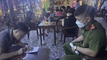 Bí ẩn bên trong quán karaoke ven Quốc lộ 46