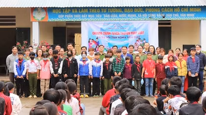 Trường Cao đẳng ANND I tặng quà cho học sinh nghèo tại Hà Giang