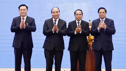Lãnh đạo cấp cao Việt Nam nhận Huân chương cao quý của nhà nước Lào