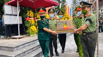 Đón 11 hài cốt liệt sĩ, quân tình nguyện, chuyên gia Việt Nam hy sinh tại Lào về nước