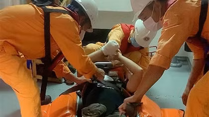 Vượt sóng gió xuyên đêm, cứu nạn thủy thủ nước ngoài