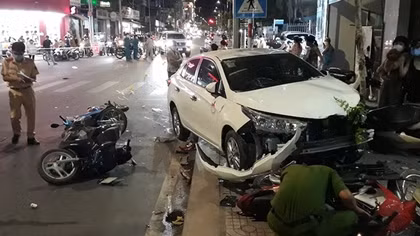 Tài xế ôtô say rượu, tông hàng loạt xe máy trên phố