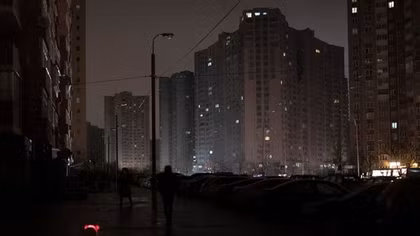 Tuyết bắt đầu rơi, hơn 10 triệu người Ukraine vẫn sống trong cảnh mất điện