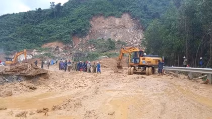 Thông tuyến bị sạt lở, 6 xã khu Tây của huyện Trà Bồng không còn bị cô lập