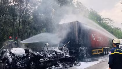 Xe đầu kéo đang lưu thông bỗng bốc cháy dữ dội