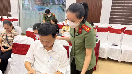 Đẩy mạnh công tác hướng dẫn người dân làm hộ chiếu qua cổng dịch vụ công