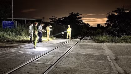 Cố băng qua đường sắt, nam thanh niên bị tàu hỏa tông văng xuống mương