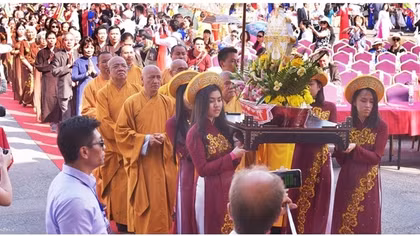 Tổ chức trực tiếp và trực tuyến Ngày Quốc tổ Việt Nam toàn cầu 2022