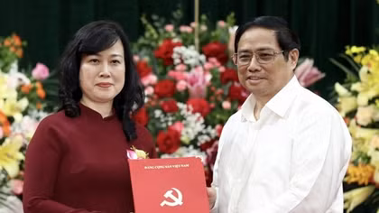 Thủ tướng trao Quyết định Quyền Bộ trưởng Bộ Y tế cho bà Đào Hồng Lan