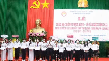 Trao học bổng Phạm Hùng - Võ Văn Kiệt cho học sinh, sinh nghèo ở Vĩnh Long