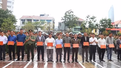 Tập đoàn Quốc tế Phượng Hoàng trao tặng Công an Thừa Thiên-Huế 20 chiếc xuồng máy