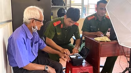 Công an đến tận nhà đón người dân đi làm căn cước