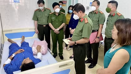 Thăm hỏi trưởng Công an xã bị thương khi làm nhiệm vụ