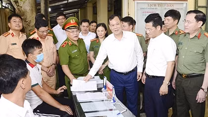 Lãnh đạo Bộ Công an kiểm tra công tác giam giữ và cấp đăng ký xe
