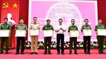 Tặng bằng khen nhiều CBCS có thành tích xuất sắc trong cứu nạn, cứu hộ