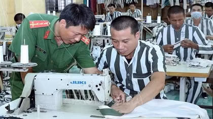 Bộ trưởng Tô Lâm trình bày Nghị quyết thí điểm mô hình tổ chức lao động, hướng nghiệp, dạy nghề cho phạm nhân ngoài trại giam