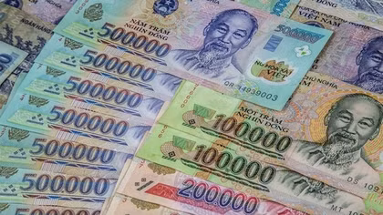 Khóa tay cán bộ ngân hàng chiếm đoạt tiền của gần 100 khách hàng