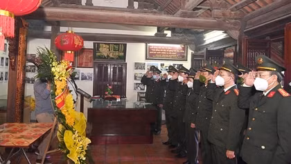 Đoàn Đại biểu Đảng ủy Công an Trung ương dâng hương tượng niệm đồng chí Tô Hiệu