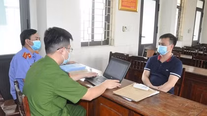 Triệt phá ổ nhóm mua bán trái phép hàng trăm tỷ tiền hóa đơn