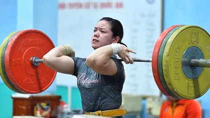 Cử tạ Việt Nam chênh vênh ở vị trí dẫn đầu SEA Games