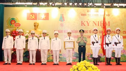 Cục Tổ chức cán bộ đón nhận Huân chương Bảo vệ Tổ quốc hạng Nhì
