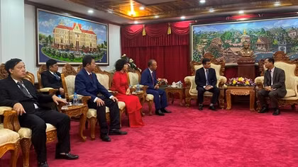 Công an TP Hồ Chí Minh tặng trang thiết bị cho Công an Vientiane - Lào