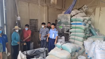 Phát hiện hàng chục tấn cám mỳ trộn bột đá