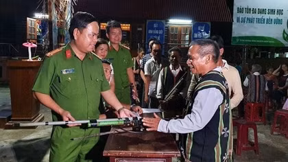 Trưởng Công an xã với bà con Cơ Tu