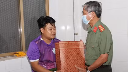 Thăm hỏi, động viên CBCS chữa cháy tại cửa hàng tạp hóa