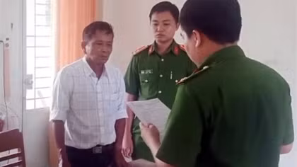 Làm giả công văn của UBND huyện để lừa bán cát