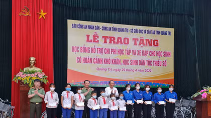 Báo CAND trao tặng 200 phần quà và 50 xe đạp cho học sinh, người nghèo ở Quảng Trị