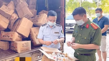 Ngăn chặn hàng giả, hàng nhái trên "chợ mạng" dịp cuối năm: Cuộc chiến không dễ dàng