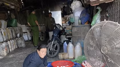 Phát hiện 1.300 lít mỡ lợn bẩn trong cơ sở chế biến chui