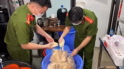 Thu giữ 14 bình khí cười trong quán bar Lavita ở phố cổ