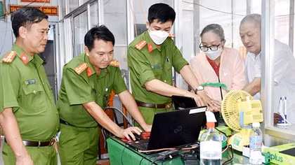 Tăng tốc chuyển đổi số, vì lợi ích của người dân