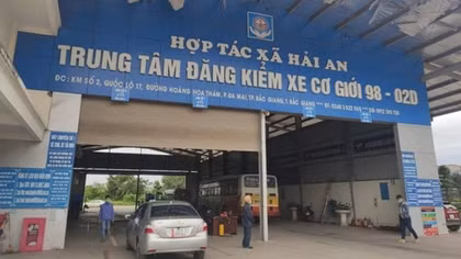 Đình chỉ 2 trung tâm đăng kiểm kiểm định xe cũ nát đưa đón công nhân