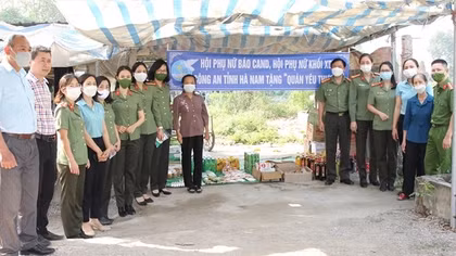 Trao tặng “Quán yêu thương” giúp các gia đình khó khăn từng bước thoát nghèo