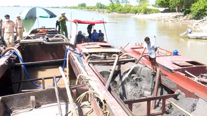 Bắt 3 tàu khai thác cát trái phép trên sông Đáy