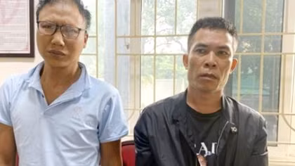 Giấu ma tuý dưới vành mũ để mang bán