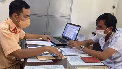 Tài xế xe ôtô tải đi sai làn đường ra trình diện