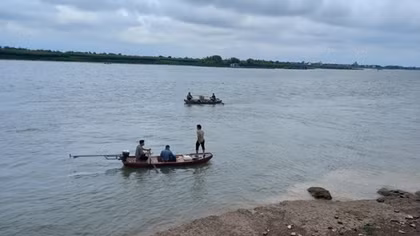 Nữ giáo viên nghi bế 2 con nhảy sông