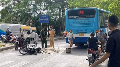 Hai xe máy va chạm nhau, một phụ nữ ngã vào bánh sau xe buýt tử vong