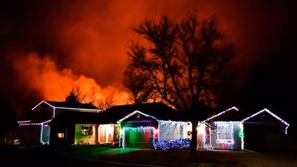 "Phép màu năm mới" trong đám cháy rừng kinh hoàng ở Mỹ